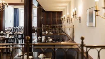 Sarapan prasmanan setiap hari (EUR 14 per orang)