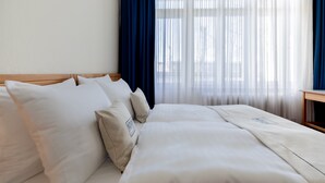 Caja de seguridad en la habitación, cortinas blackout y insonorización 