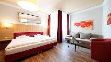 Habitación Deluxe doble | Minibar, caja fuerte, decoración individual y mobiliario individual