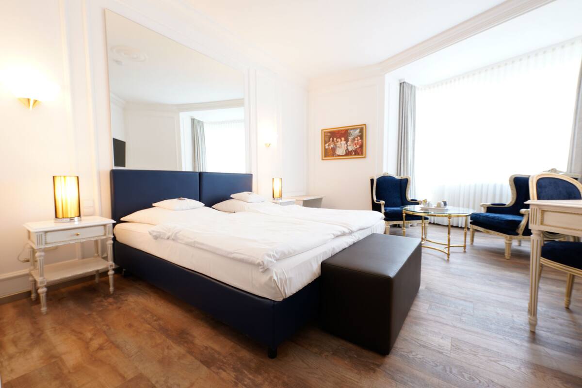 deluxe double room | minibar, in-room safe, individually decorated, individually furnished