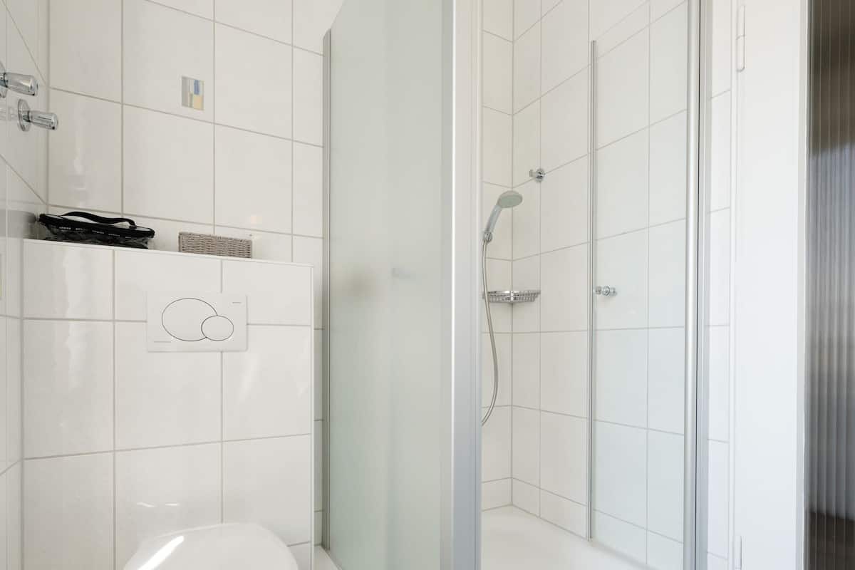 standard single room | bathroom | hair dryer, bathrobes, towels