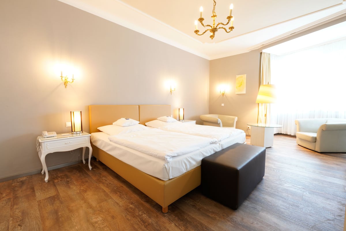 deluxe double room | minibar, in-room safe, individually decorated, individually furnished