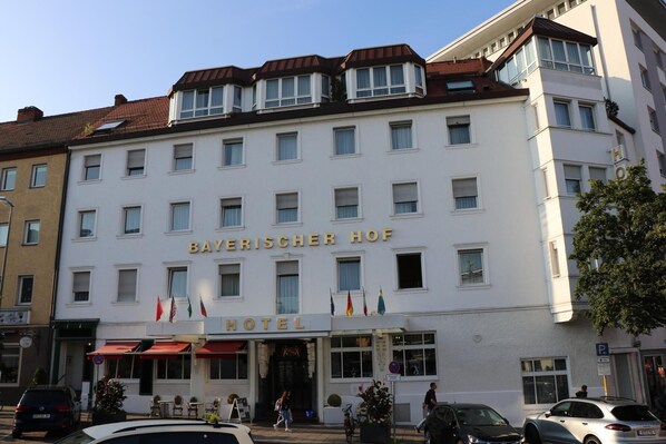 A hotel with a white facade, multiple windows, and a sign reading "BAYERISCHER HOF HOTEL". - Hotel Bayerischer Hof (Bayreuth)