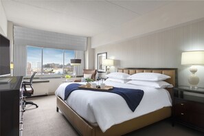 Chambre, 1 très grand lit, vue sur la ville | 1 chambre, literie de qualité, coffre-fort, bureau