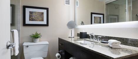 Une salle de bain moderne avec des toilettes, un lavabo et un miroir.