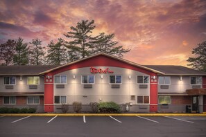 Exterior - Red Roof Inn Queensbury (Queensbury)