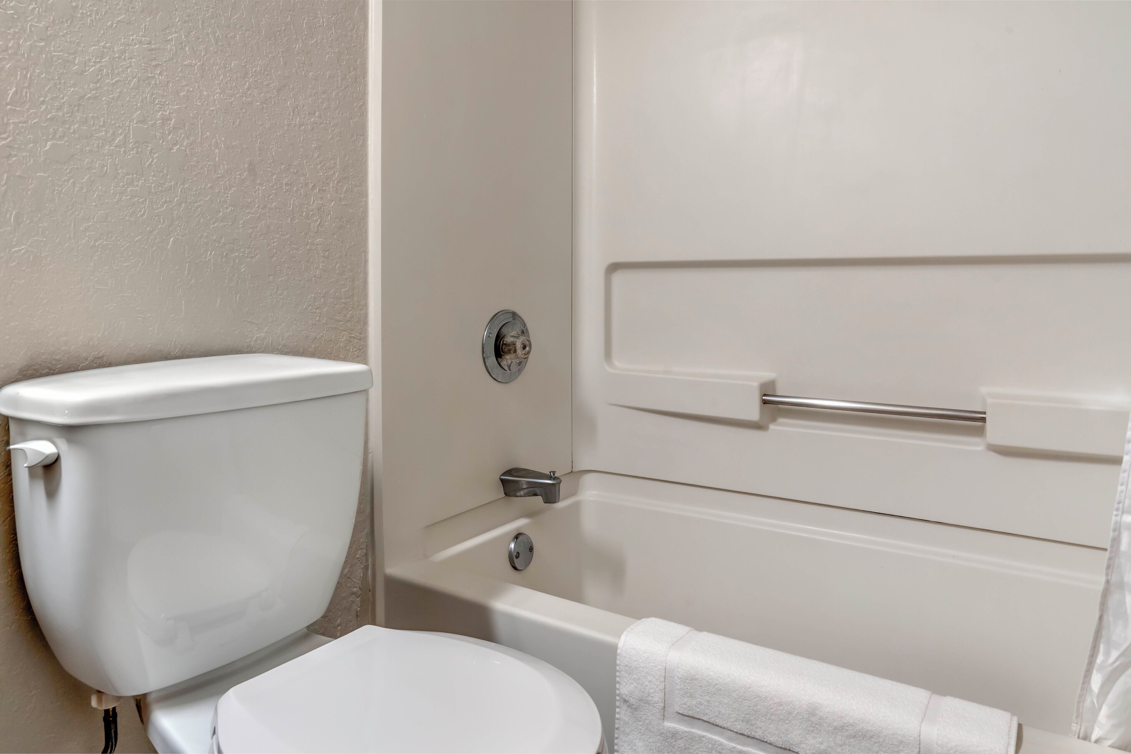 Ensemble baignoire-douche, articles de toilette (gratuits)