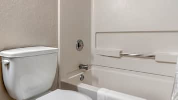 Ensemble baignoire-douche, articles de toilette (gratuits)