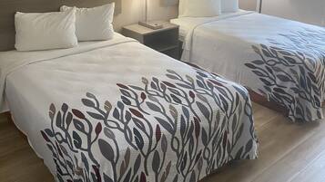 Deluxe-Zimmer, 2 Doppelbetten, Nichtraucher | Zimmersafe, Schreibtisch, laptopgeeigneter Arbeitsplatz