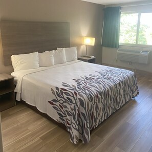 客房内保险箱、办公桌、笔记本电脑工作区、遮光窗帘