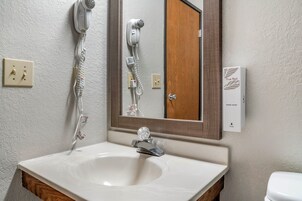 Combined shower/tub, free toiletries, hair dryer, towels