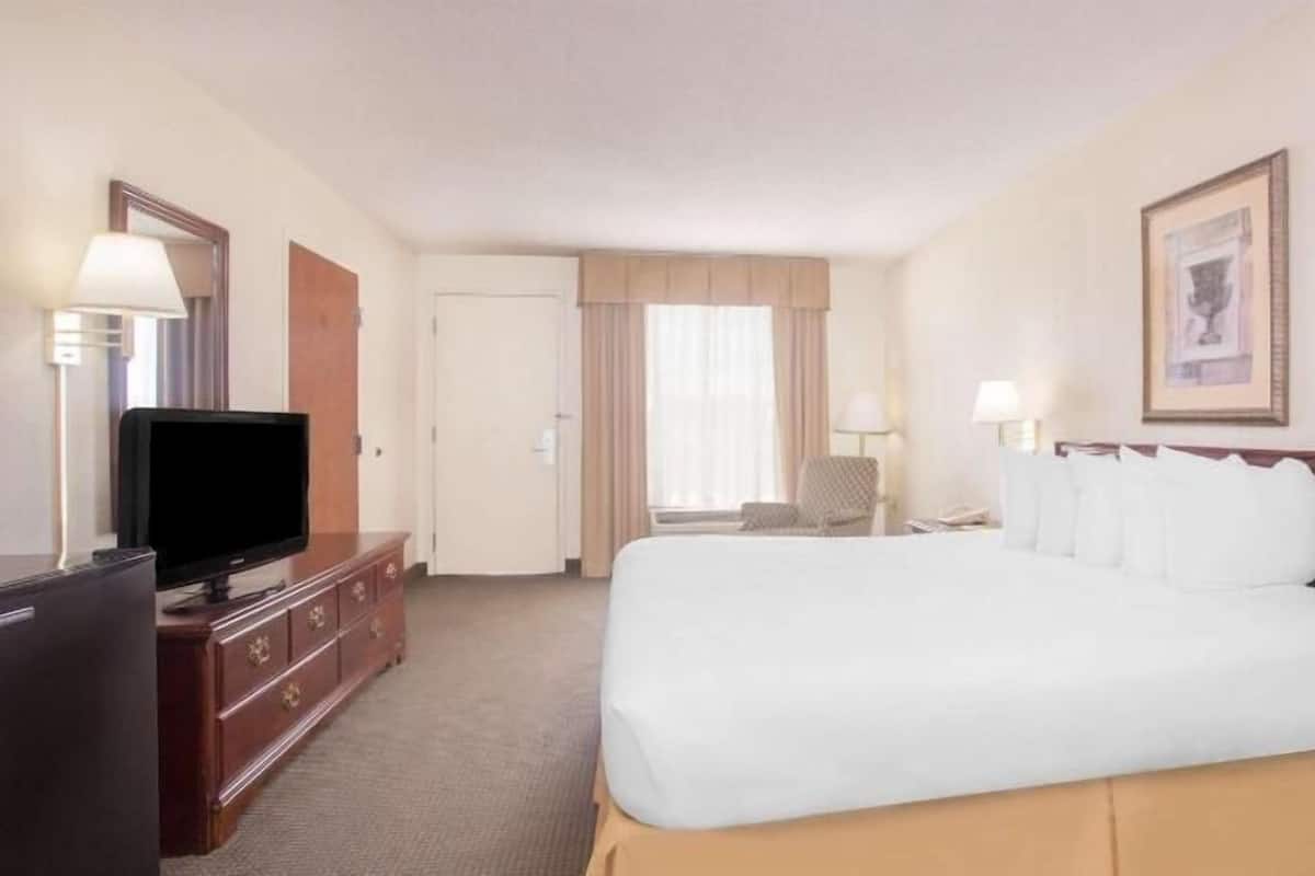 Premium bedding, desk, iron/ironing board, cribs/infant beds