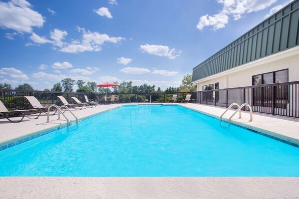 حمّام سباحة خارجي موسمي، مقاعد للتشمس