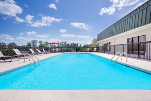 Piscine extérieure en saison, chaises longues