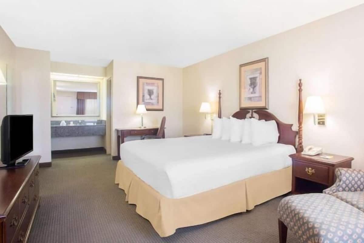 Premium bedding, desk, iron/ironing board, cribs/infant beds