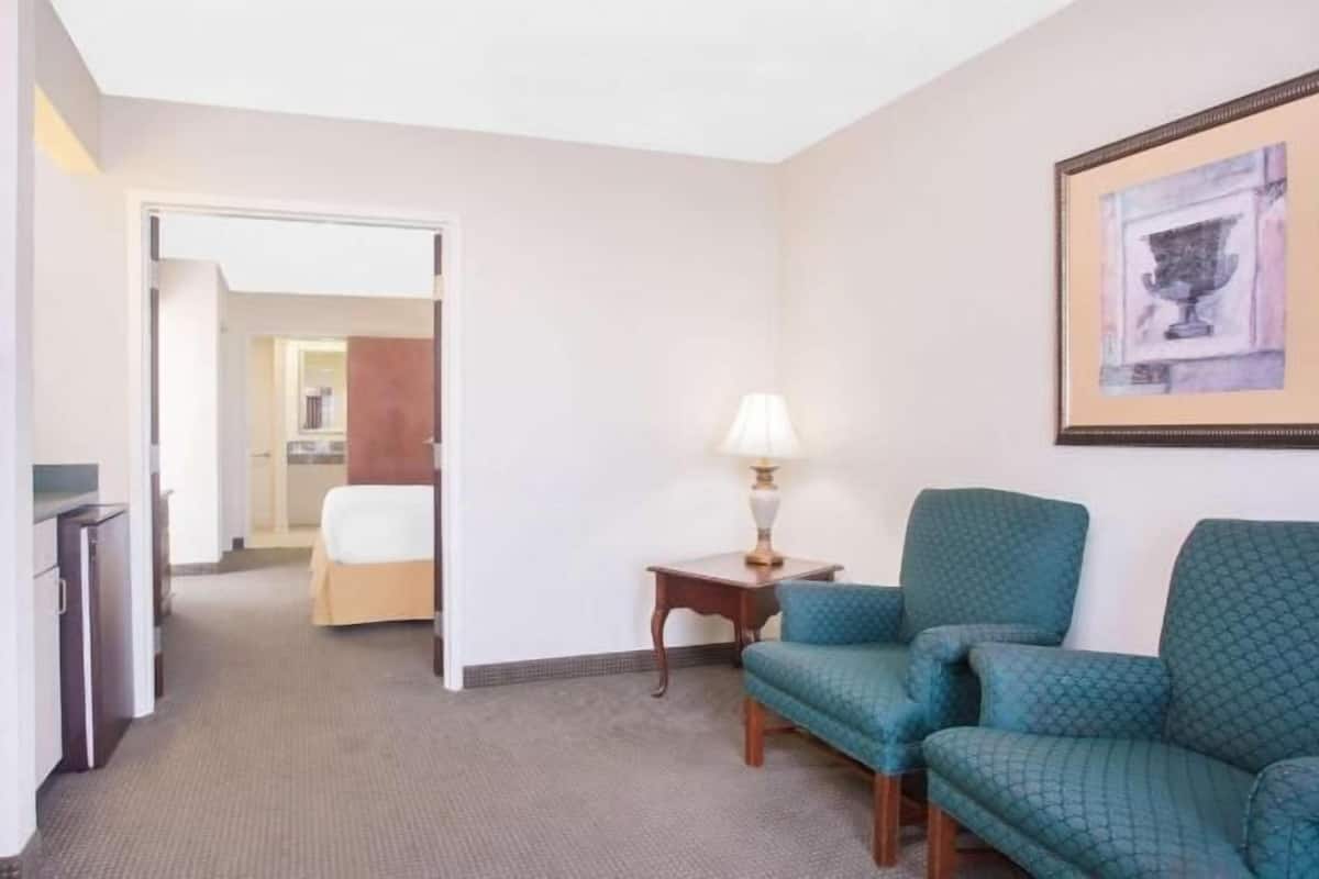 Premium bedding, desk, iron/ironing board, cribs/infant beds