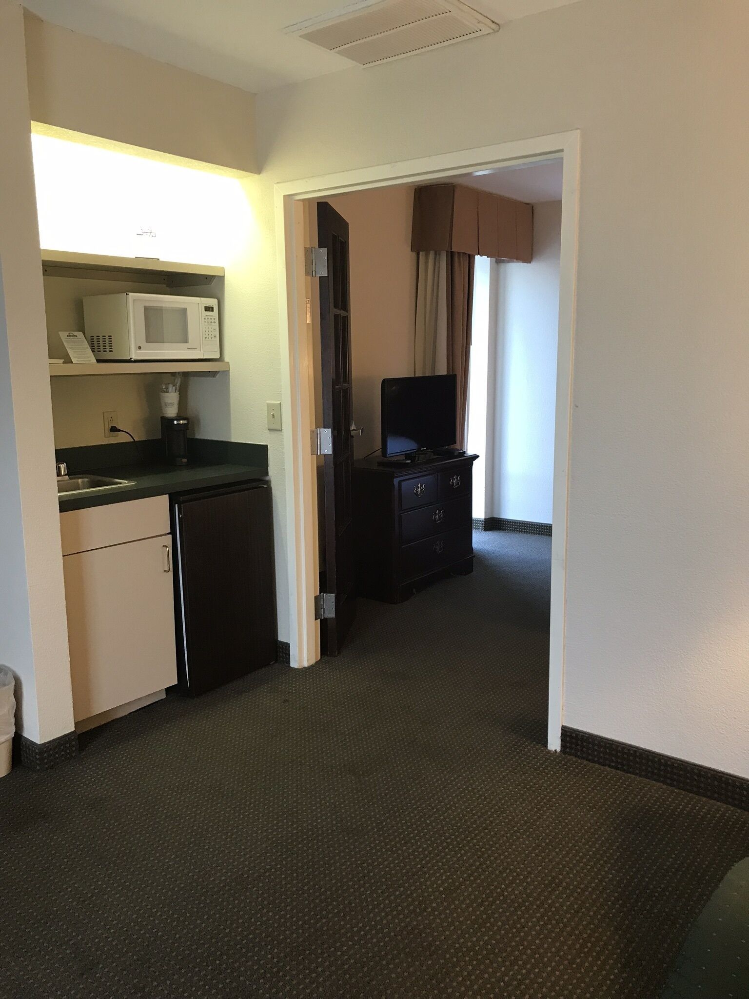Suite, 1 très grand lit, non-fumeur (One-Bedroom) | Literie de qualité, bureau, fer et planche à repasser