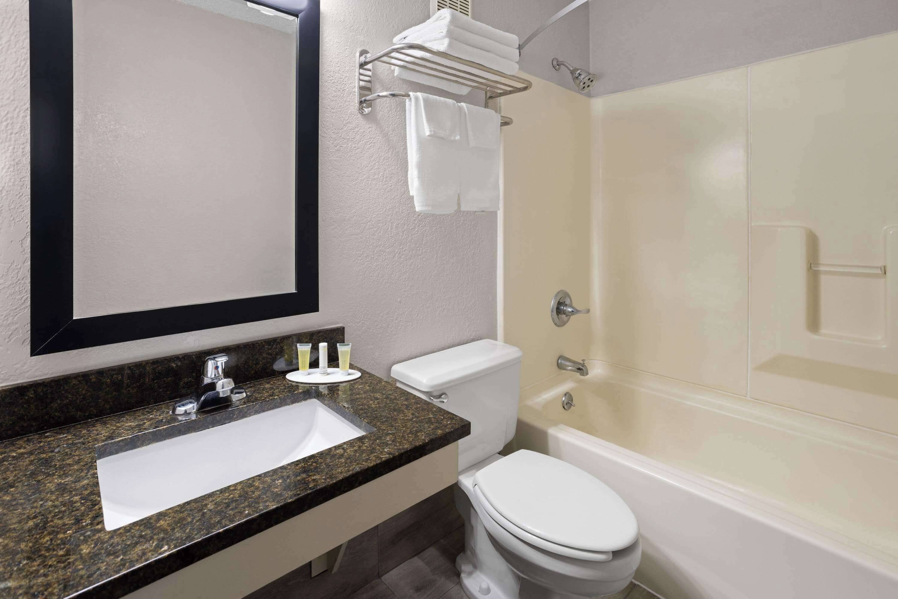 Combined shower/tub, free toiletries, hair dryer, towels