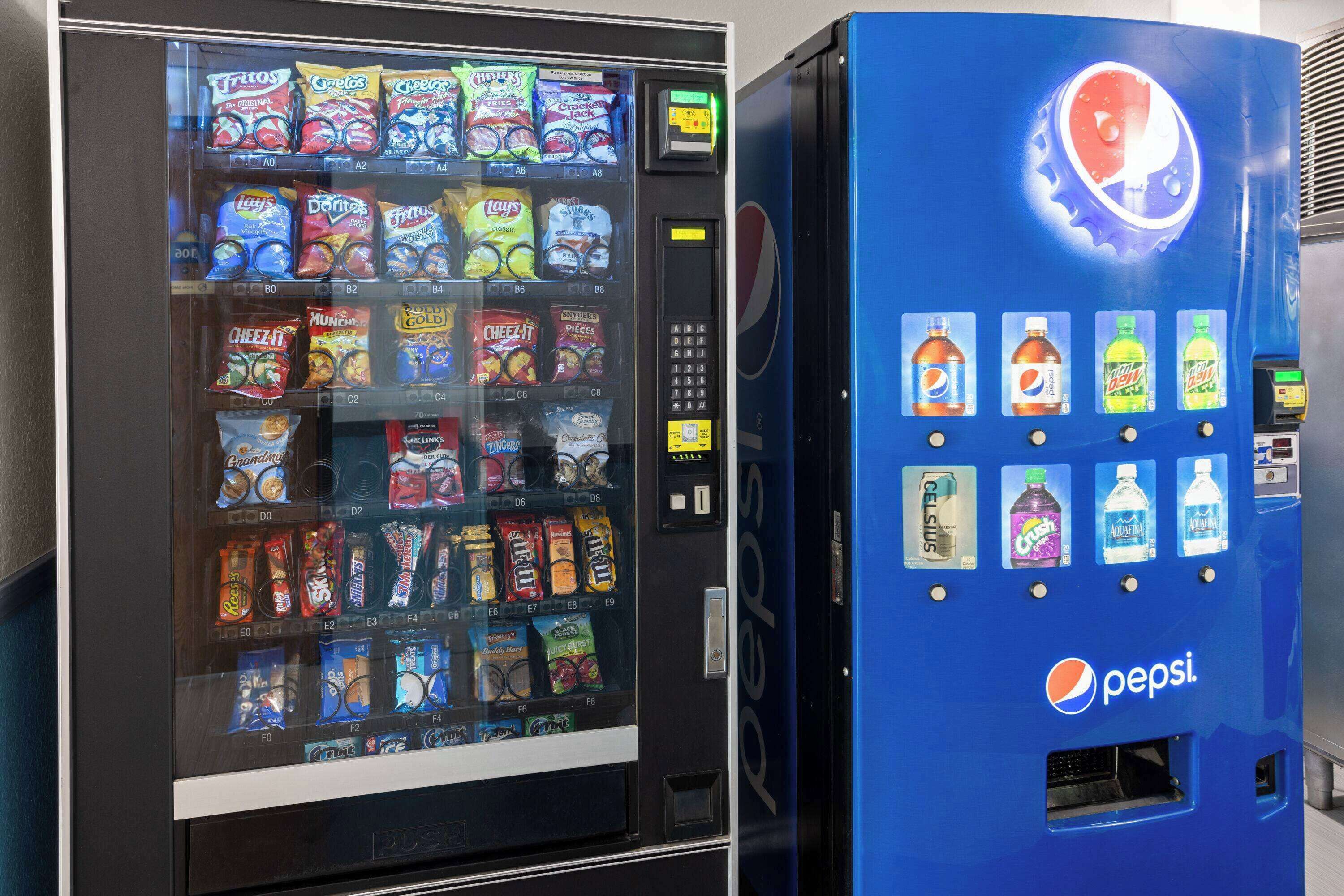 Máquina expendedora con el logo de Pepsi y una variedad de aperitivos y bebidas.