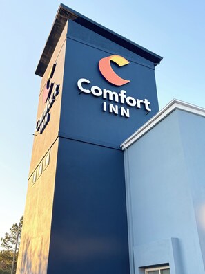 A Comfort Inn sign on a building. - Comfort Inn Marietta-Atlanta near Ballpark/Galleria (Marietta)