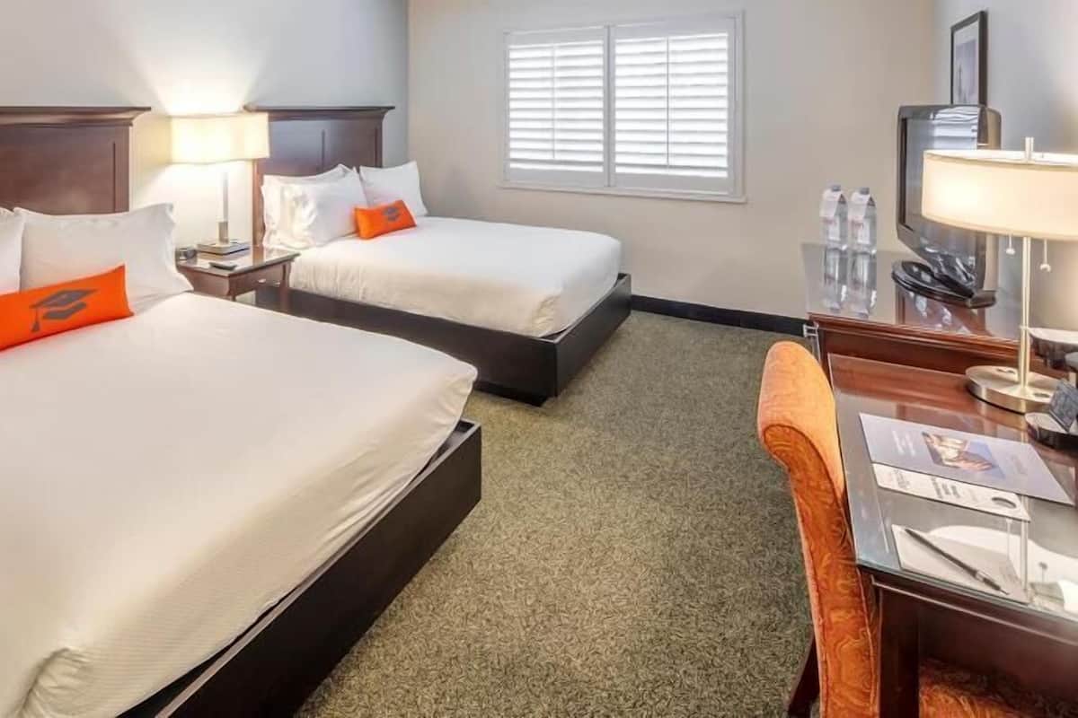 Ropa de cama hipoalergénica, camas con pillow-top y escritorio