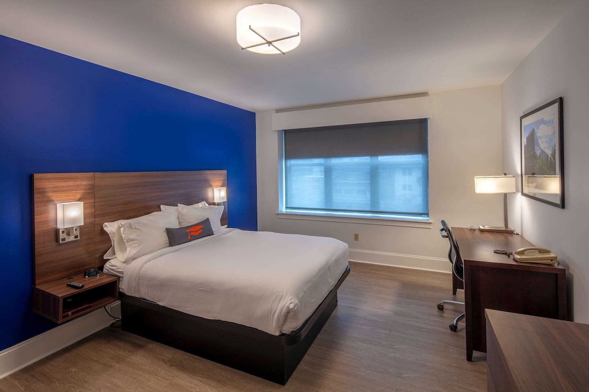 Ropa de cama hipoalergénica, camas con pillow-top y escritorio