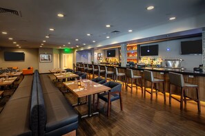 Petit déjeuner, déjeuner, dîner et brunch servis sur place