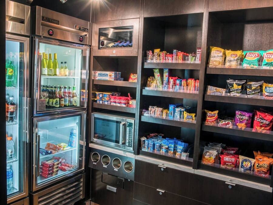 Máquina expendedora con diferentes aperitivos y bebidas.