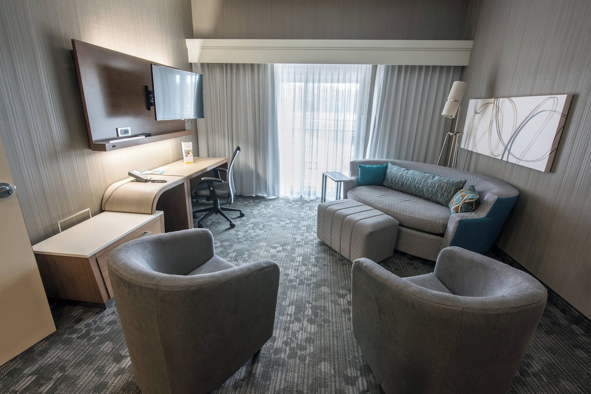 Suite, 1 Bedroom | Living area