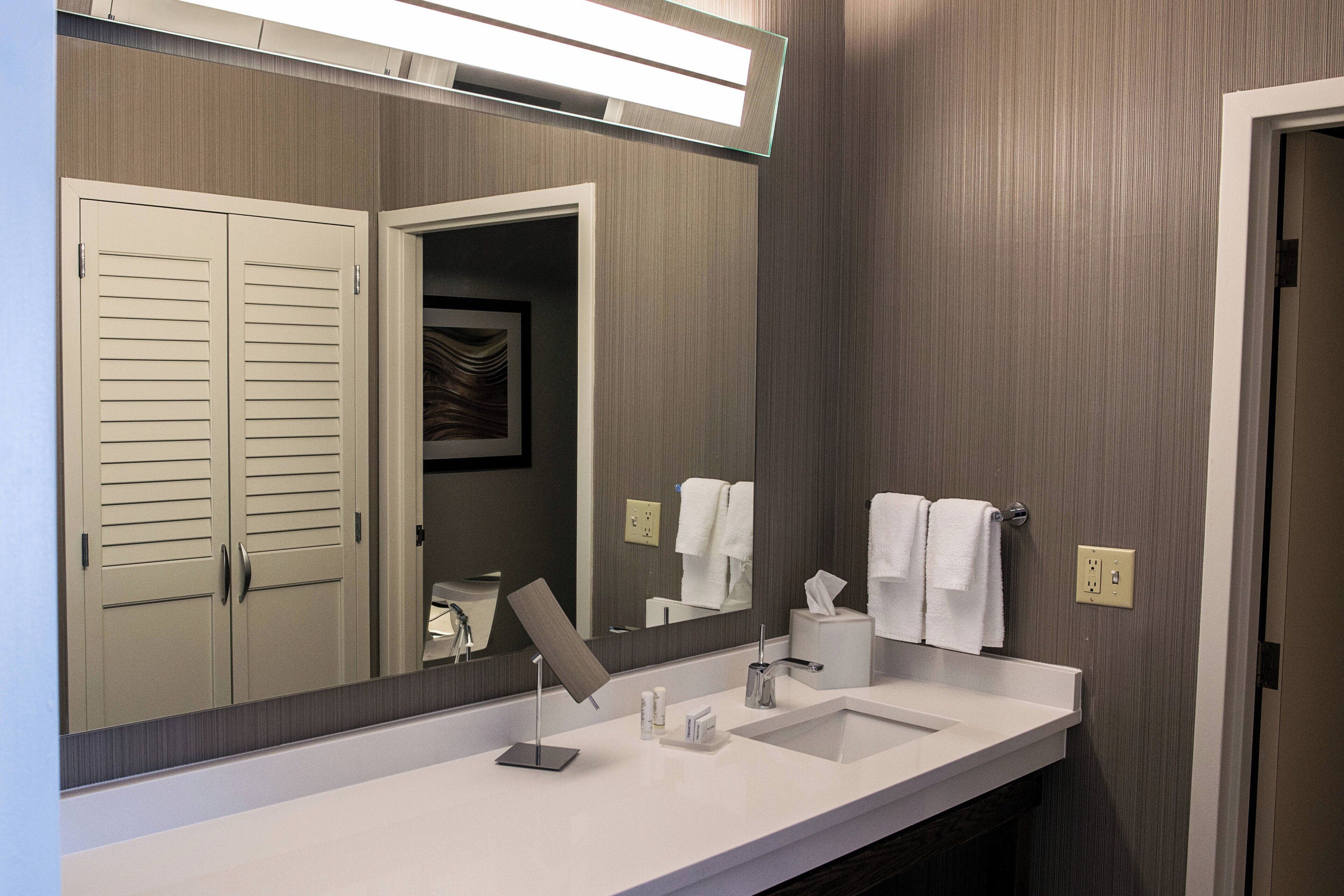 suite, 1 bedroom | bathroom | free toiletries, hair dryer, towels