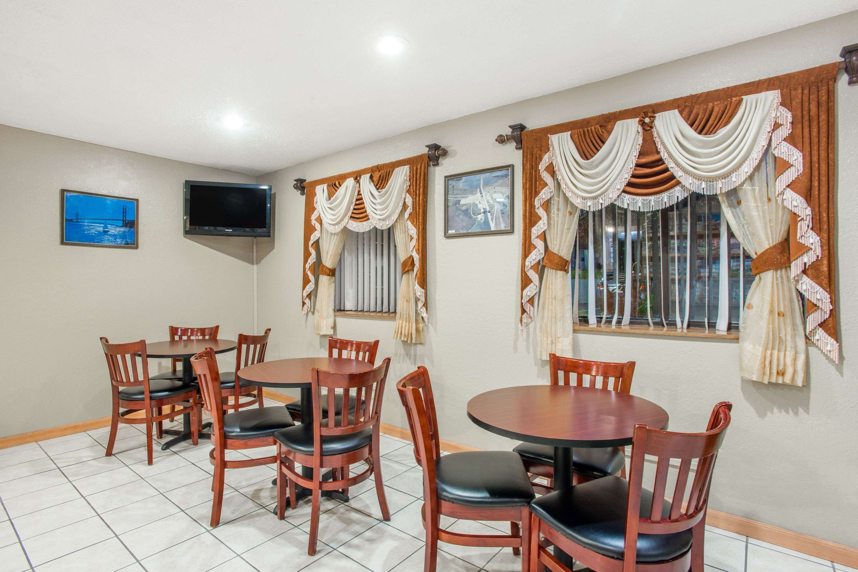 Bao gồm bữa sáng mang đi hàng ngày 