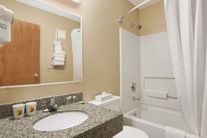 Combined shower/tub, towels