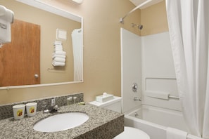 Combined shower/bathtub, towels