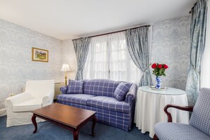 Habitación Deluxe, 1 cama King size y sofá cama | 1 habitación, sábanas italianas Frette y ropa de cama de alta calidad 