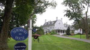 Une plaque indique que le bâtiment, appelé Simsbury House, est un édifice historique datant de 1820.