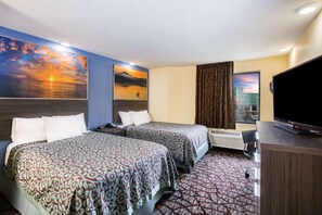 Doppelzimmer, 2 Doppelbetten | Hochwertige Bettwaren, Schreibtisch, Verdunkelungsvorhänge