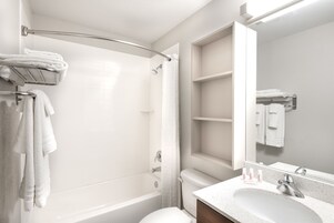 淋浴/盆浴组合、免费洗浴用品、吹风机、毛巾