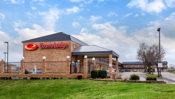 A brick building with a large sign reading "EconoLodge." - Econo Lodge Belton - Kansas City South (Belton)