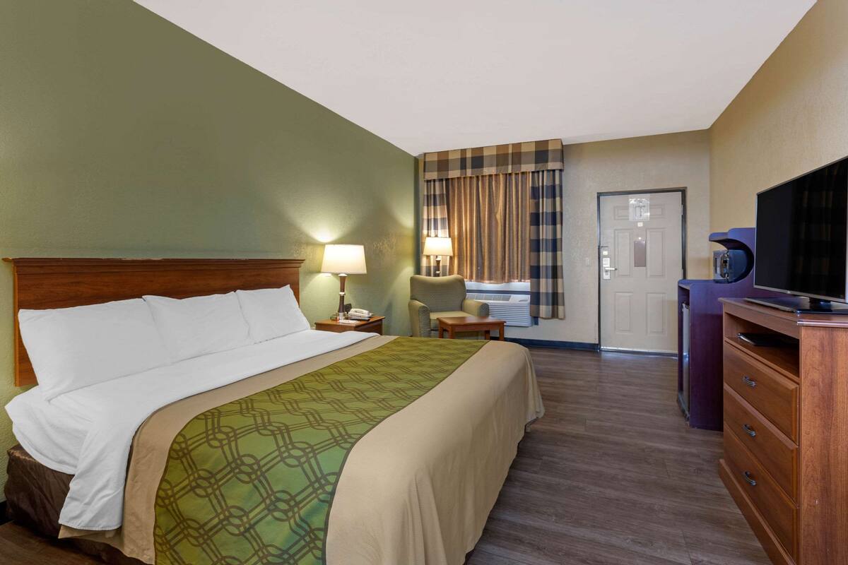 Standard Room, 1 King Bed, Non Smoking | Free cots/infant beds, rollaway beds, free WiFi, bed sheets