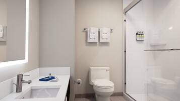 Een moderne badkamer met een wastafel, toilet en douche.