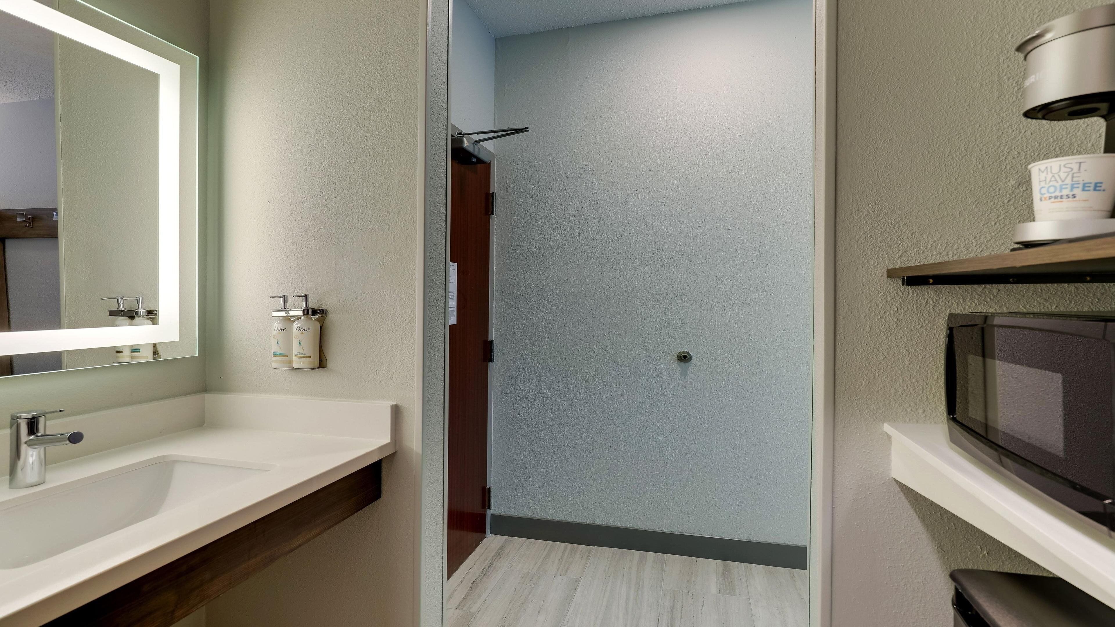 standard room, 1 king bed, mobility accessible (accessible tub) | bathroom | combined shower/bathtub, free toiletries, hair dryer, towels