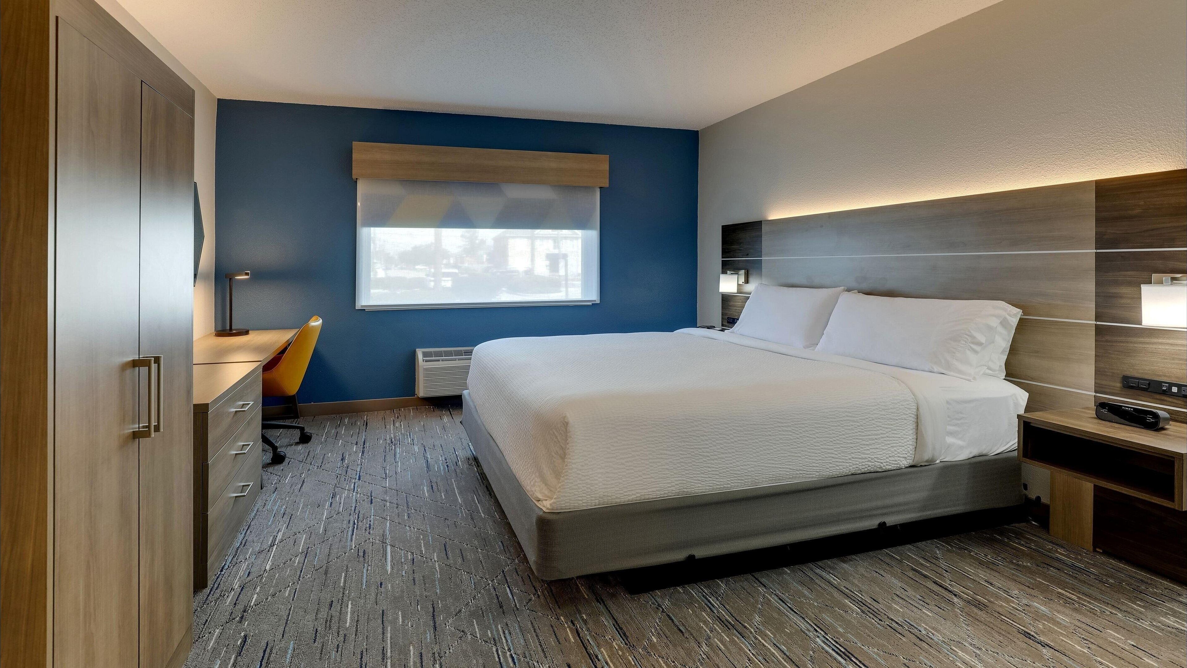 standard room, 1 king bed | 1 bedroom, pillow-top beds, in-room safe, desk