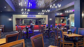 2 restaurants; breakfast, lunch, and dinner served