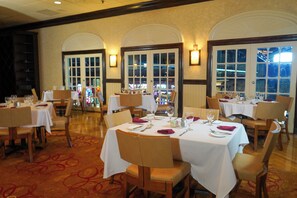 2 restaurants, servant le déjeuner et le dîner; cuisine américaine