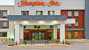 Un hotel Hampton Inn con fachada moderna, una entrada destacada y exterior bien iluminado.