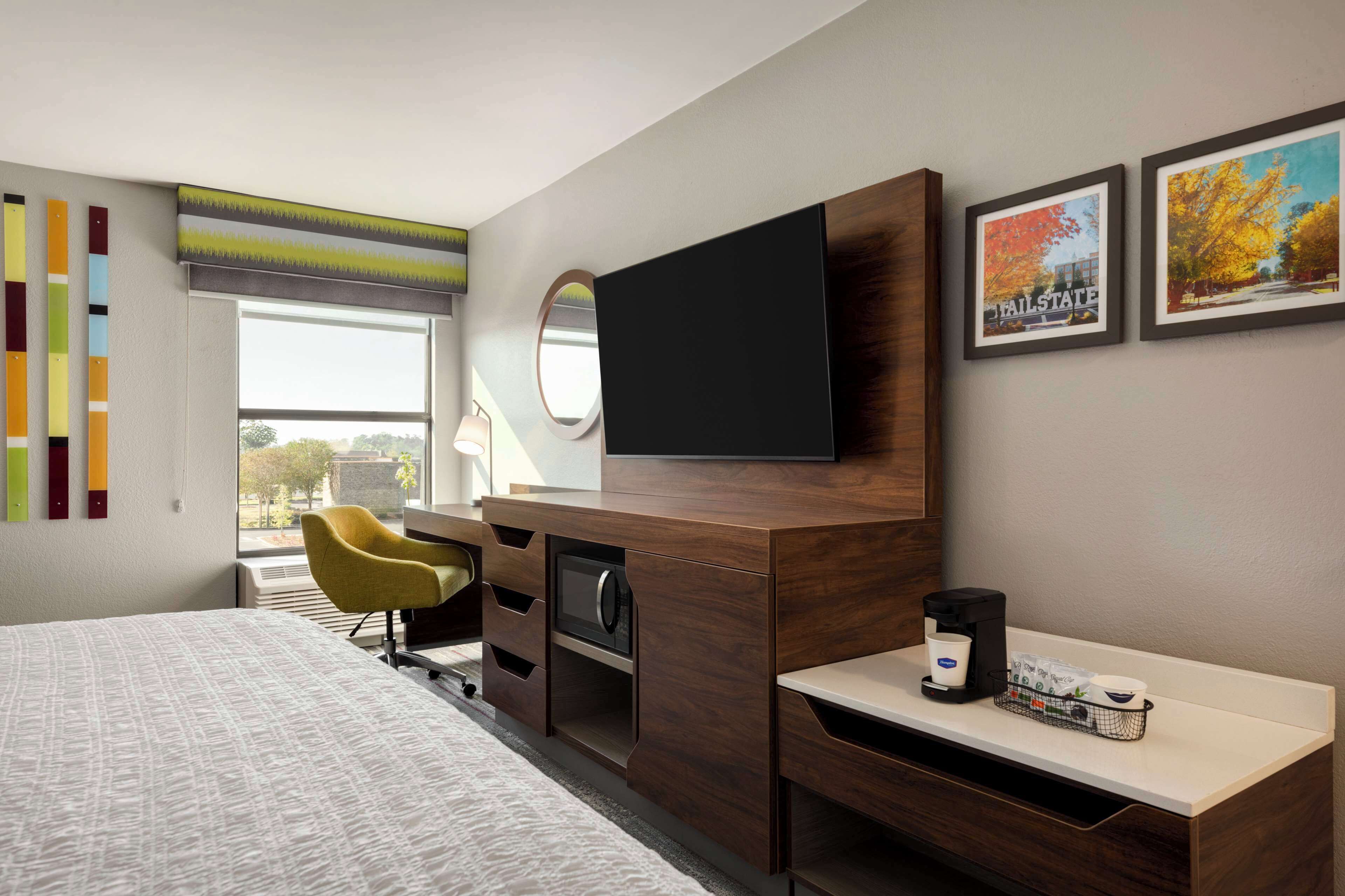 客房, 1 張特大雙人床及 1 張梳化床, 非吸煙房, 雪櫃和微波爐 | 房內夾萬、書桌、熨斗/熨衫板、免費摺床/加床