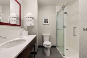 Kombination af bruser/badekar, gratis toiletartikler, hårtørrer