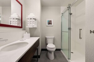 Ducha y bañera combinadas y artículos de higiene personal gratuitos