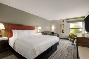 Chambre, 1 très grand lit et 1 canapé-lit, non-fumeur, réfrigérateur et four à micro-ondes | Coffre-fort, bureau, fer et planche à repasser, lit d’appoint (gratuit)