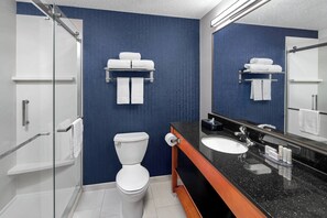 Chambre, 1 très grand lit | Salle de bain | Sèche-cheveux, serviettes fournies